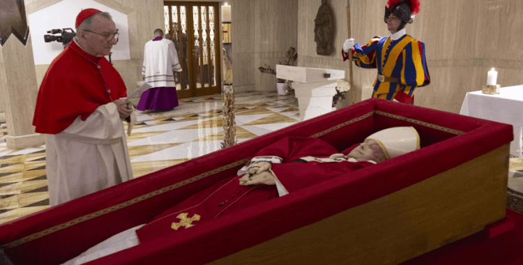 Vatikan, Papa Francis'in tabut içindeki görselini paylaştı