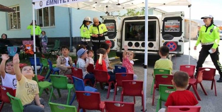 Polislerden çocuklara erken 23 Nisan kutlaması
