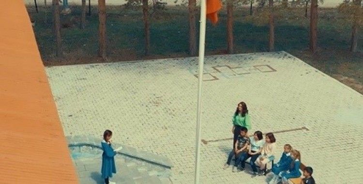 Minik yüreklerden jandarmaya anlamlı şiir: "Köyümüzün kahramanı jandarma"
