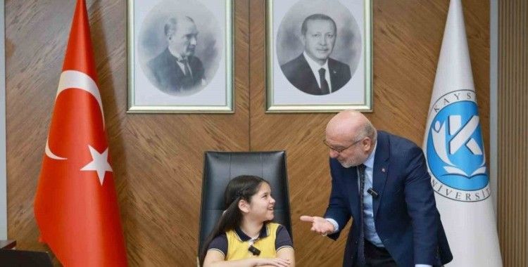 Rektör Karamustafa, koltuğunu 4. sınıf öğrencisine devretti
