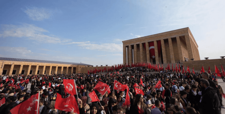 Minikler 23 Nisan'da Ata'sını ziyaret etti