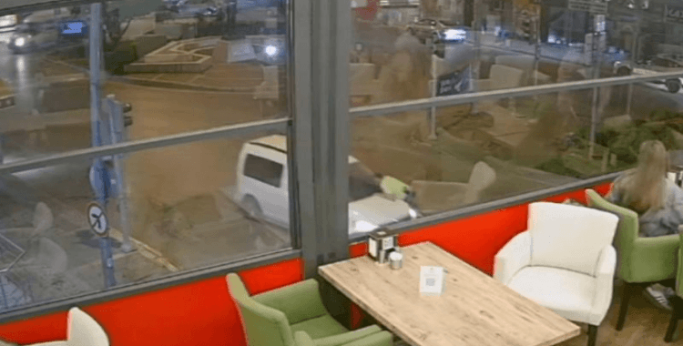 Trafik polisini aracın kaputunda sürükleyen alkollü sürücü tutuklandı