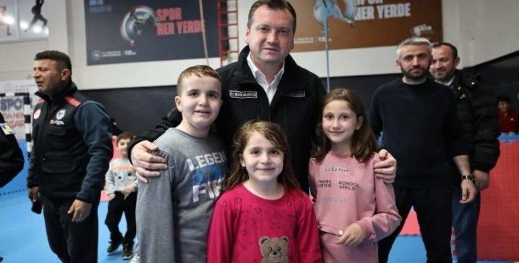 Silivri Belediye Başkanı Balcıoğlu, deprem sonrası Alibey Kapalı Spor Salonu’nu ziyaret etti
