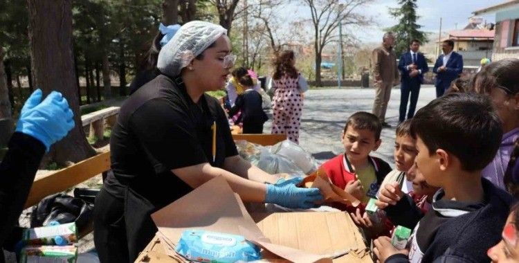 İlk hamburgerlerini liseli ablalarının ellerinden yediler
