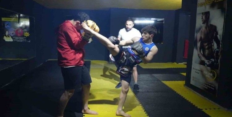 Hamza Eren Göksu, hem wushu hem de muay thaide dünya şampiyonluğu için ter döküyor
