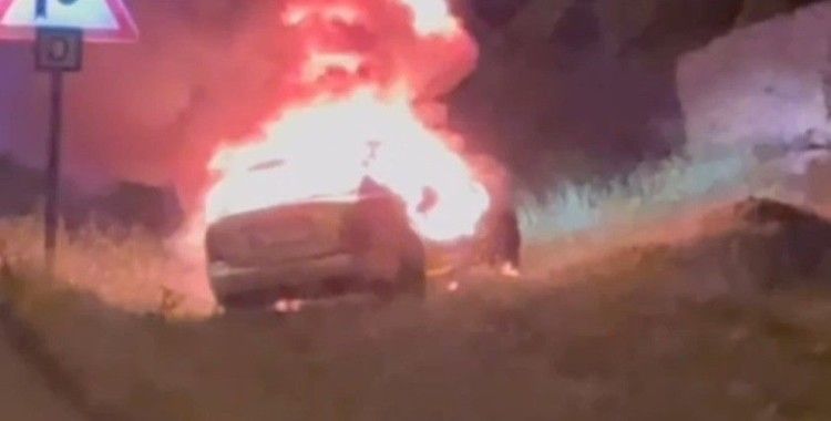 Siirt’te seyir halindeki otomobil alev alev yandı
