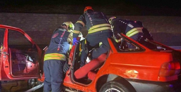 Bariyerlere giren otomobil, iki kişiye mezar oldu
