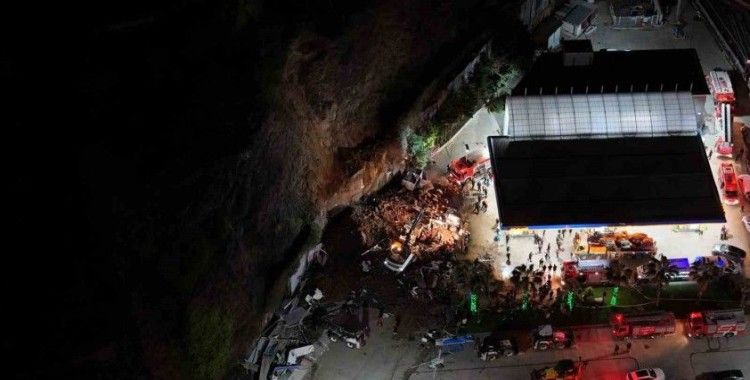 İçişleri Bakanı Yerlikaya: "Anne kurtarıldı, eşi ve 2 çocuğu göçük altında"
