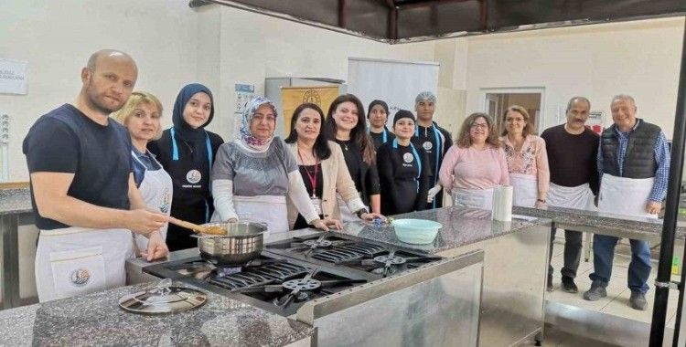 Akademi öğretmenlerine höşmerim yapımı gösterildi
