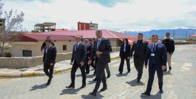 Vali Çelik sağlık çalışanlarını dinledi
