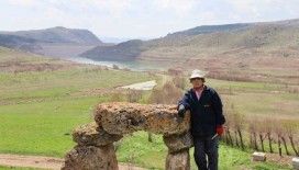 Baraj manzaralı asırlık musalla taşı, köy sakinleri alışsa da ilk kez görenleri ürkütüyor

