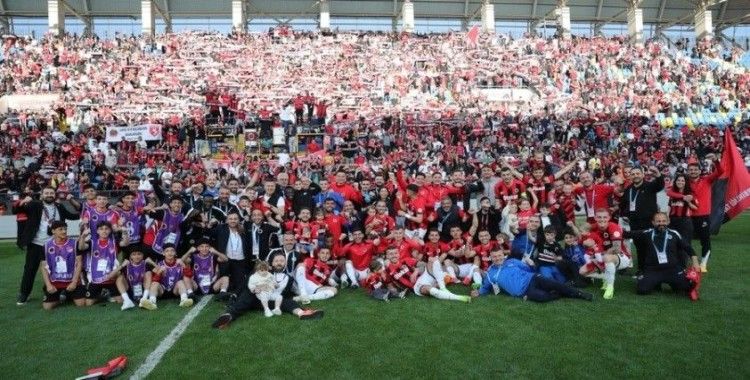 Bakan Bak’dan, Süper Lig’e yükselen Gençlerbirliği’ne tebrik
