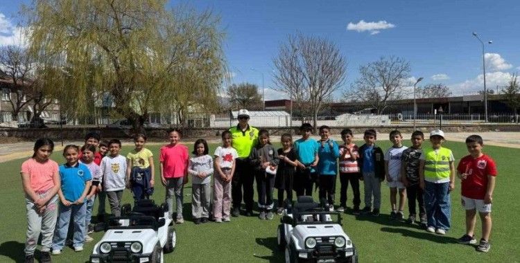 Polislerden çocuklara trafik eğitimi
