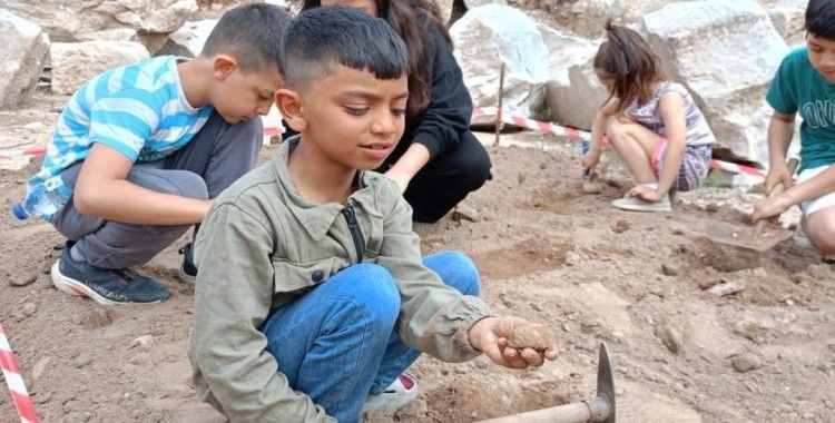 Küçük arkeologlar işbaşında
