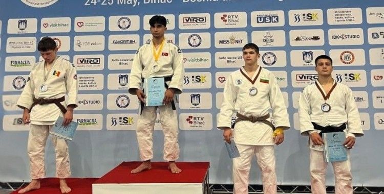 Manisalı öğrenciler başarılarıyla göz kamaştırıyor
