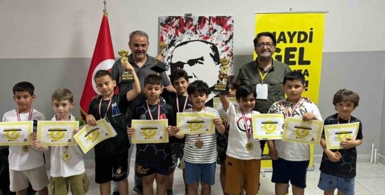 İzmir’de, 19 Mayıs satranç turnuvasına 110 sporcu katıldı
