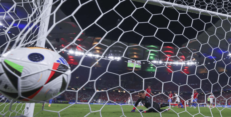 Futbolda penaltı kuralı resmen değişti: İstemeden çift dokunmada ne olacak?