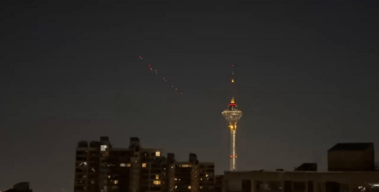 Tahran’da patlama sesleri duyuluyor, hava savunma sistemleri karşılık veriyor