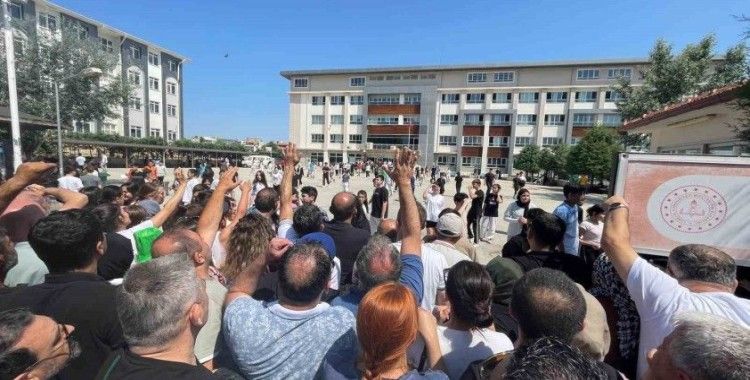 Veliler LGS’ye giren çocukları kadar heyecan yaşadı
