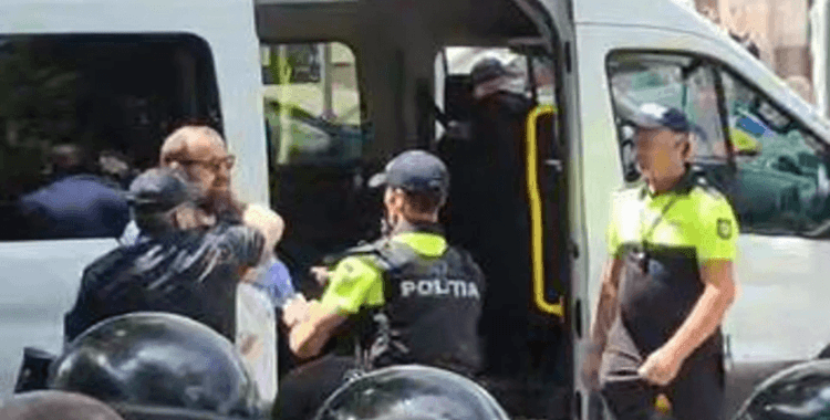 Kişinev'de sıcak pazar: LGBT yürüyüşüne karşı geleneksel değerlere destek eylemi düzenlendi