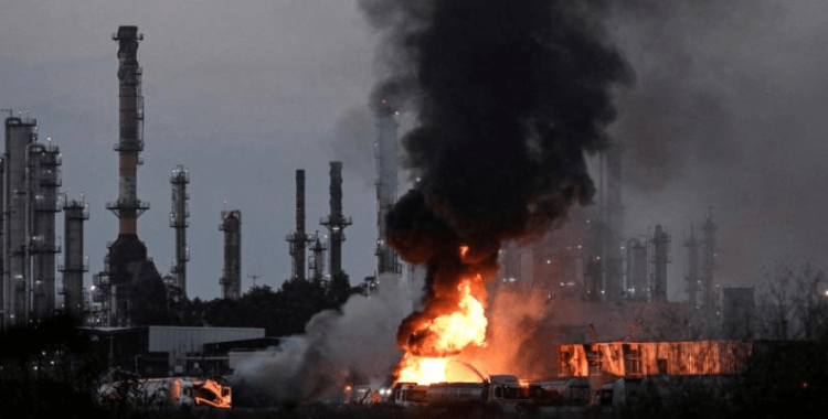 İsrail’in Hayfa kentindeki petrol rafinerisi, aldığı hasar nedeniyle faaliyetlerini durdurdu