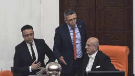 Meclis'te gerginlik: İYİ Partili Katip Üye başkanlık kürsüsüne vurdu
