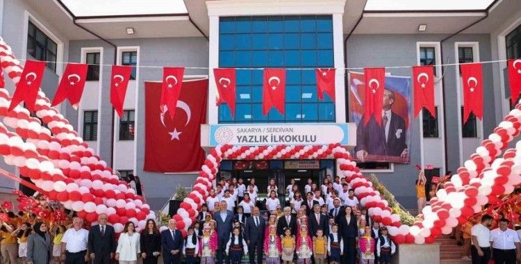 Başkan Alemdar, çocukların karne heyecanına ortak oldu
