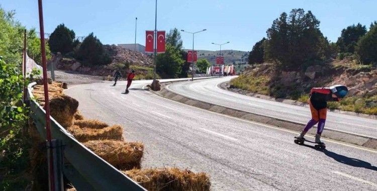 Dünya Kaykay İniş Şampiyonası Erzincan’da başladı
