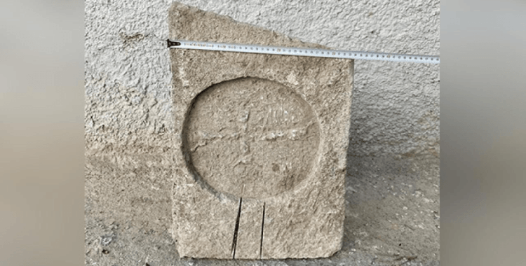 Durdurulan otomobilden Bizans dönemine ait mezar steli çıktı