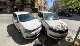 Caddede çarpışan 2 otomobilde maddi hasar oluştu
