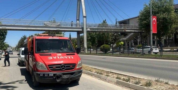 Üst geçidi kullanmayan şahıs demir korkulukta sıkıştı
