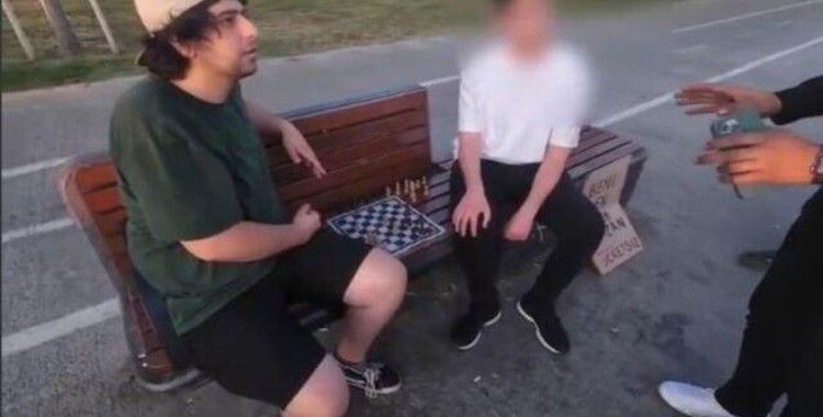 Bankta satranç oynayan gençler kaldırılmıştı: Kadıköy Belediyesi'nden satranç daveti
