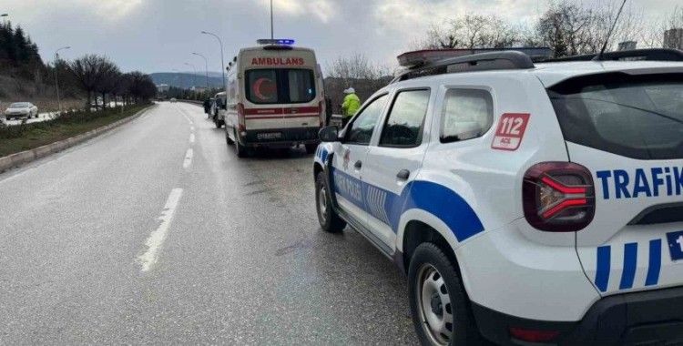 Kontrolden çıkan otomobil karşı şeride geçti, yaşanan trafik kazasında 2 kişi yaralandı
