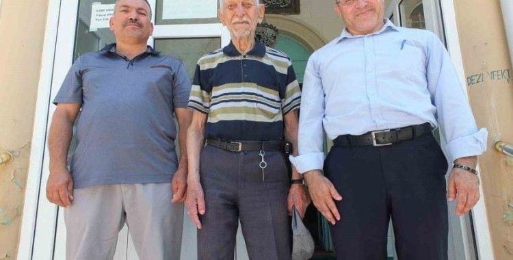 59 yıldır gönüllü müezzinlik yapıyor
