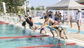 Mersin’de çocuklar, hem yüzme öğreniyor hem de eğleniyor
