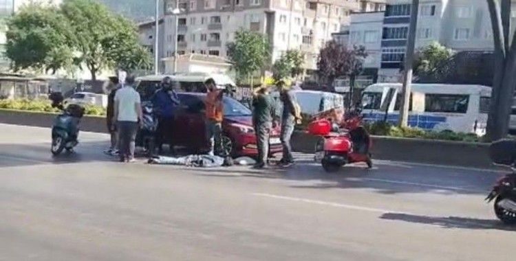 Üst geçit ihlali kazaya mâl oldu... Otomobilin çarptığı kadın ağır yaralandı
