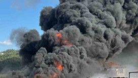 Plastik kasalar tutuştu, gökyüzünü siyah duman kapladı
