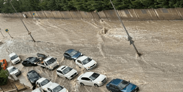 Başkent'te sağanak ve fırtına hayatı olumsuz etkiledi