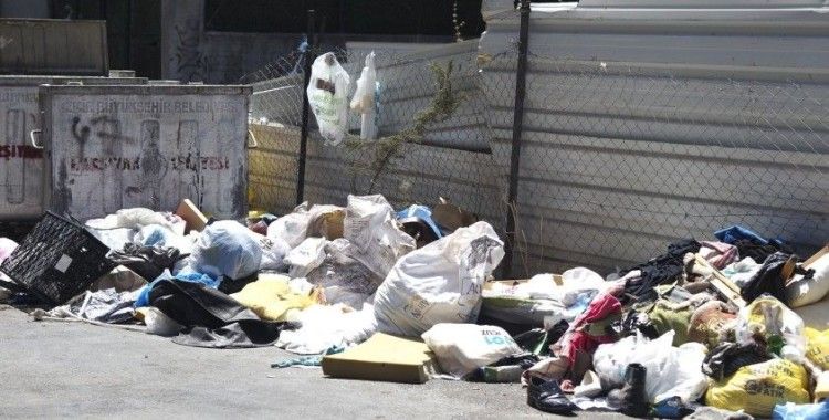 İzmir'de çöp krizi: Kentte çöp yığınları yola taştı, kötü koku etrafa yayıldı