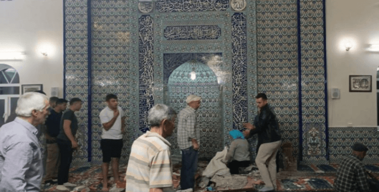 Manisa'da camide mihrap tacının düşmesi nedeniyle 1 kişi öldü, 1 kişi yaralandı