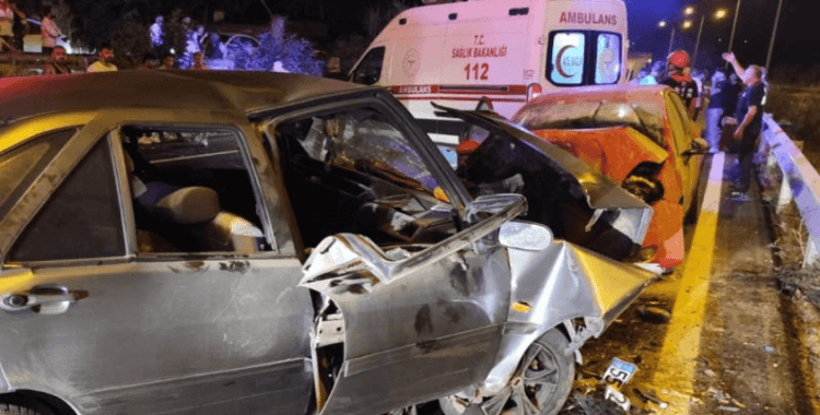 Samsun'da iki araç kafa kafaya çarpıştı: 8 yaralı