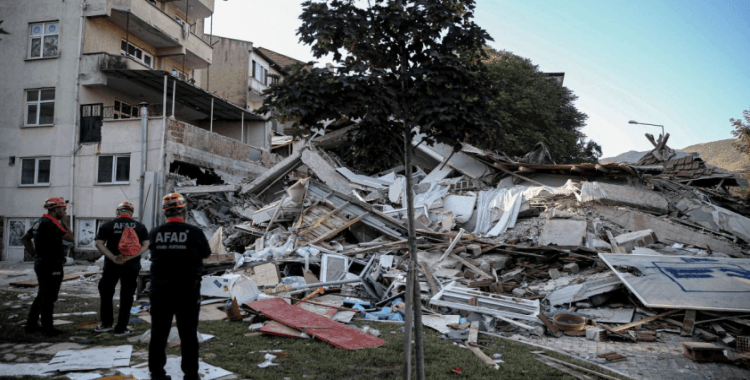 Türk Kızılay, Sındırgı'da depremzedelere üç öğün yemek dağıtıyor
