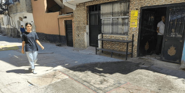 Adana'da bozuk yollara 'halı serme' akım haline geldi