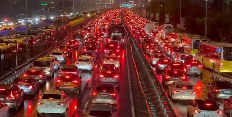 İstanbul'da akşam trafiği kilitlendi: Yoğunluk yüzde 72'ye ulaştı
