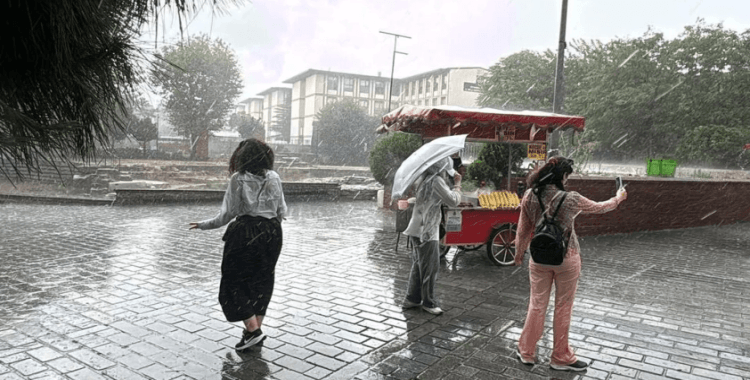İstanbul'a yağmur müjdesi: Bugün kısa süre etkili oldu, pazartesi günü gök gürültüsü sağanak geliyor