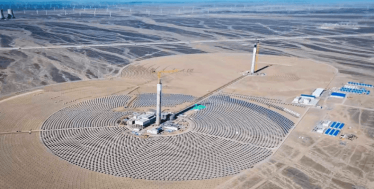Dünyanın ilk çift kuleli güneş enerjisi santrali verimliliği %24 oranında artırıyor