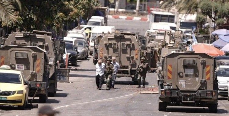 Katil İsrail ordusu Batı Şeria'nın El Halil ile Ramallah kentlerine eş zamanlı baskınlar düzenledi