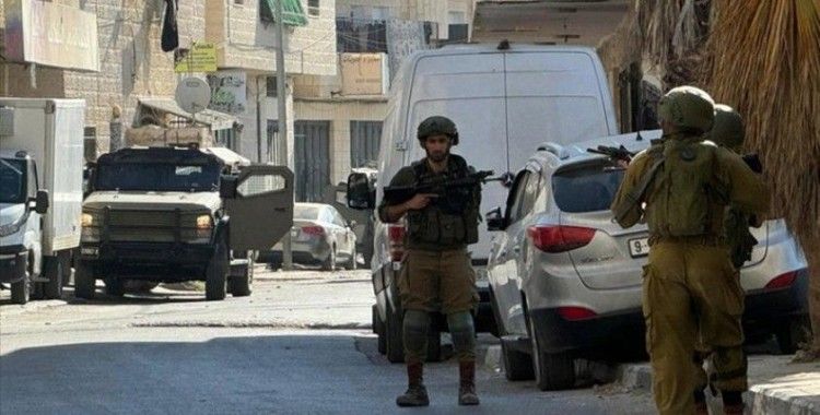 İsrail askerleri, Batı Şeria'daki bazı okullara baskın düzenleyerek öğretmenleri darbetti