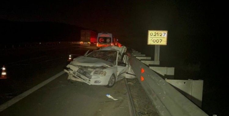 Niğde'de tır, emniyet şeridinde bekleyen otomobile çarptı: 3 ölü