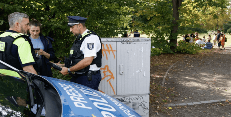 Berlin'de araç kalabalığa daldı: 4 yaralı